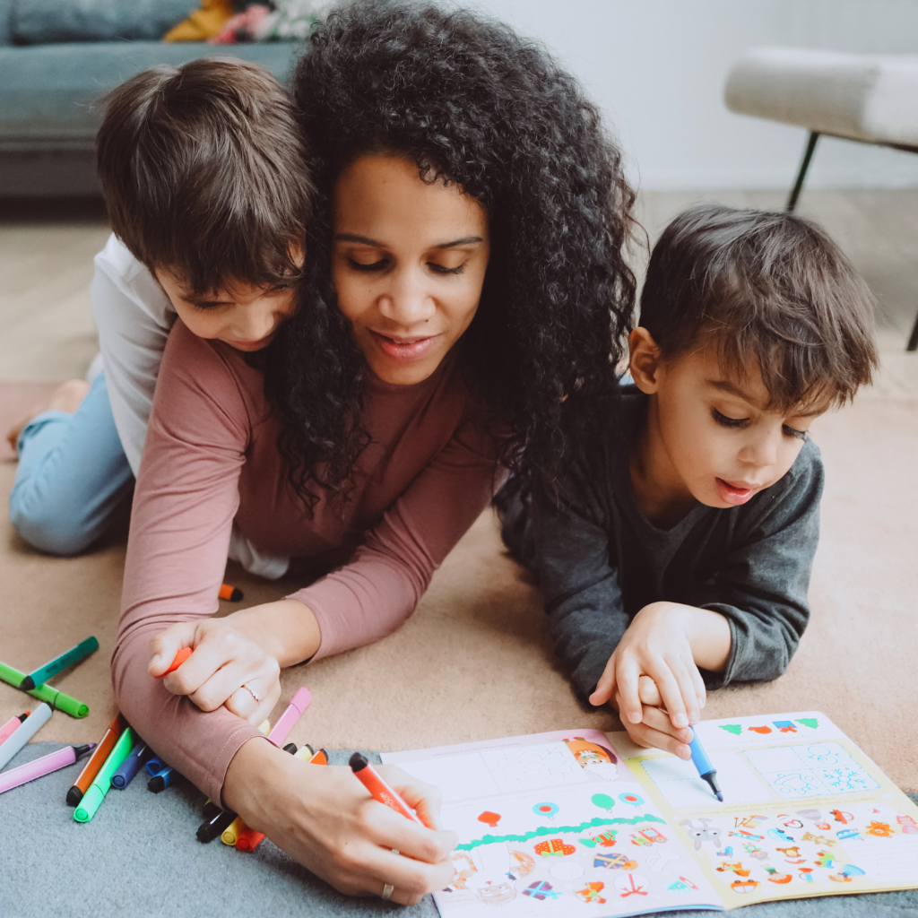 Parent isolé avec un enfant, illustration des défis et solutions pour mieux gérer le quotidien.